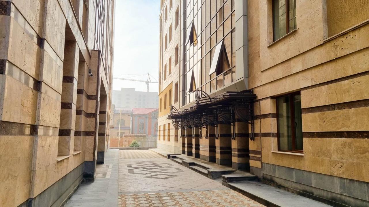 Olympavan Hotel Erivan Exterior foto