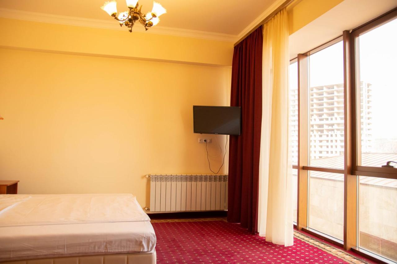 Olympavan Hotel Erivan Exterior foto