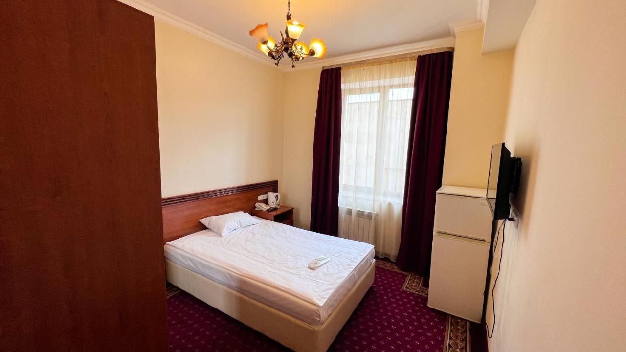 Olympavan Hotel Erivan Exterior foto