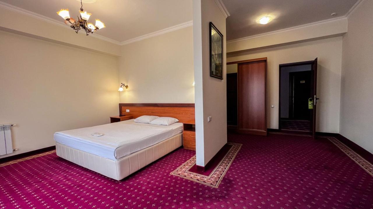 Olympavan Hotel Erivan Exterior foto