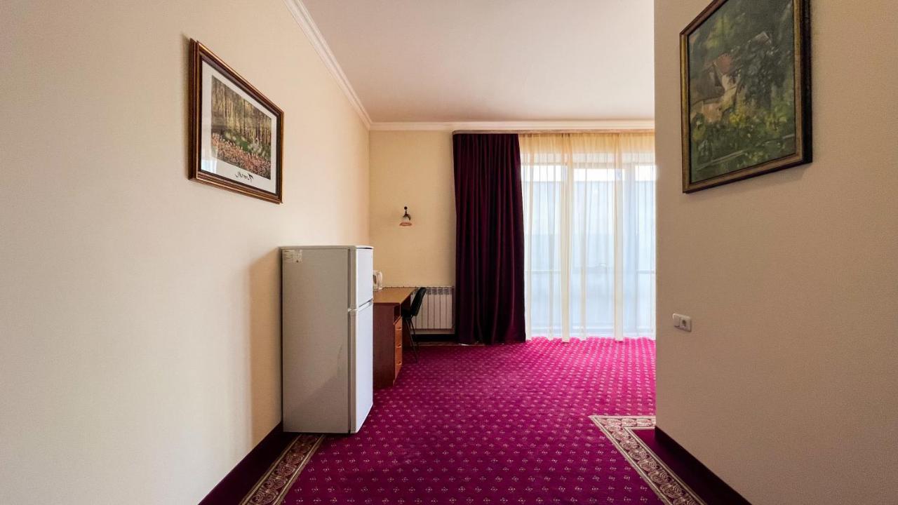 Olympavan Hotel Erivan Exterior foto