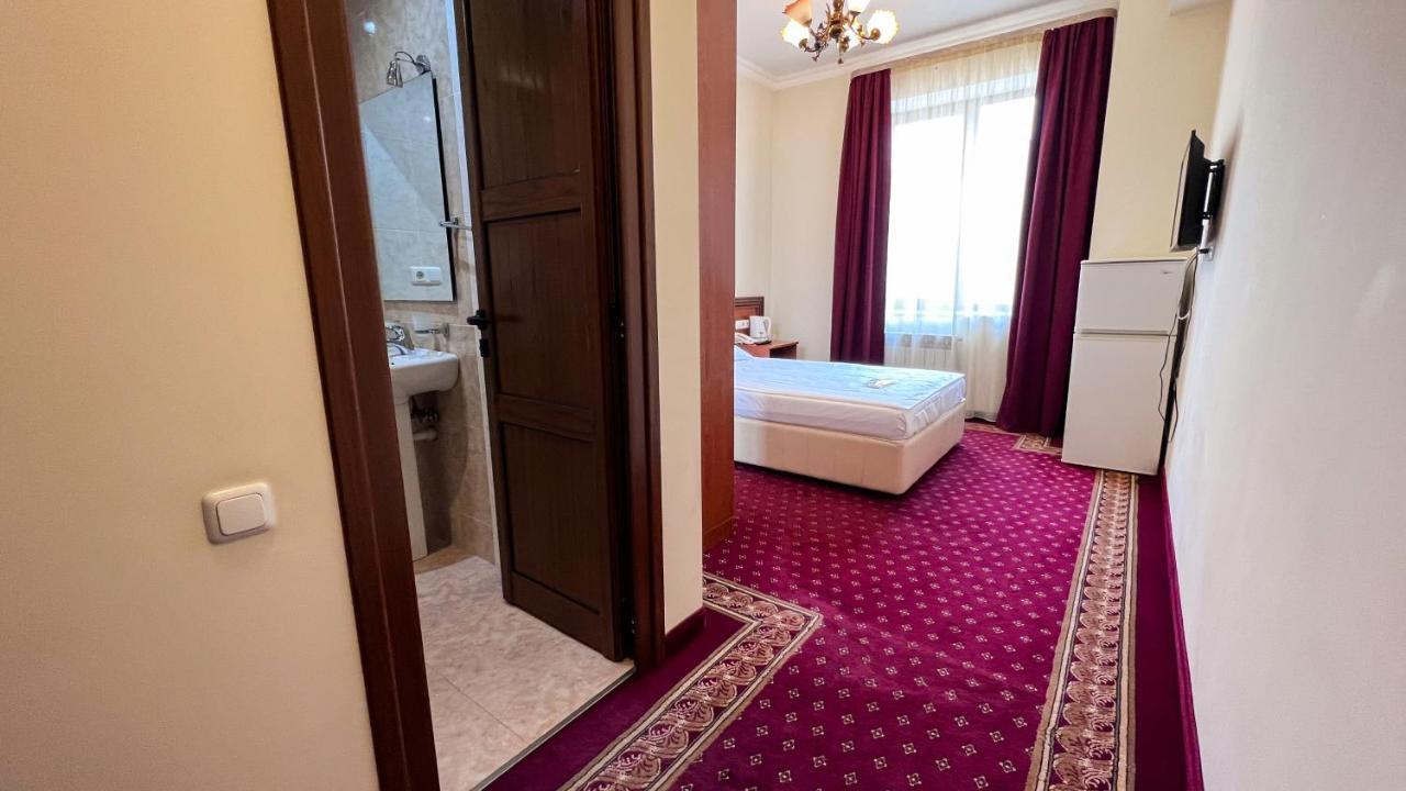 Olympavan Hotel Erivan Exterior foto