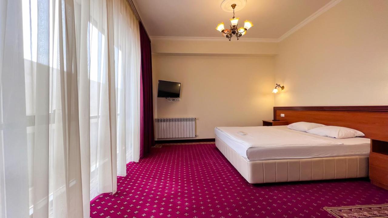Olympavan Hotel Erivan Exterior foto