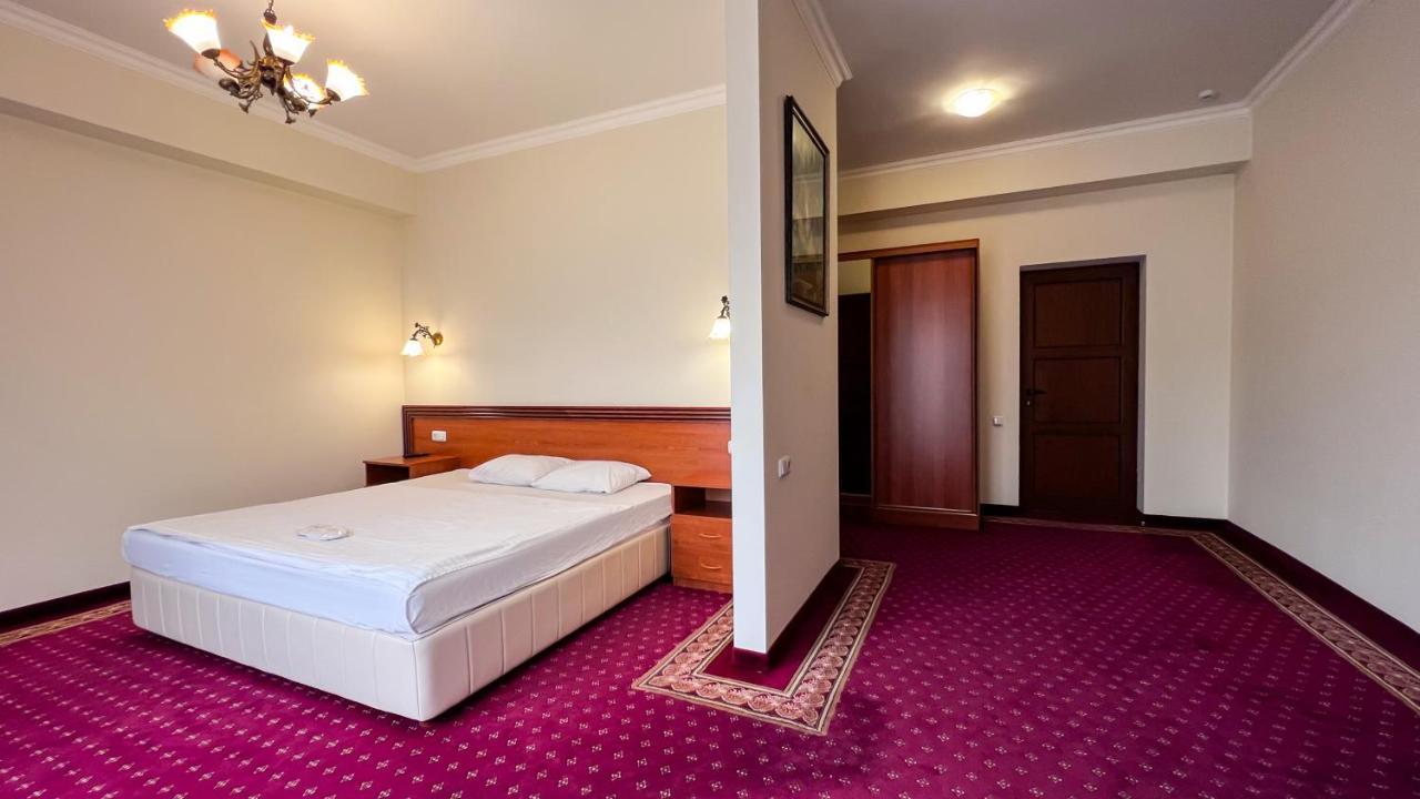 Olympavan Hotel Erivan Exterior foto