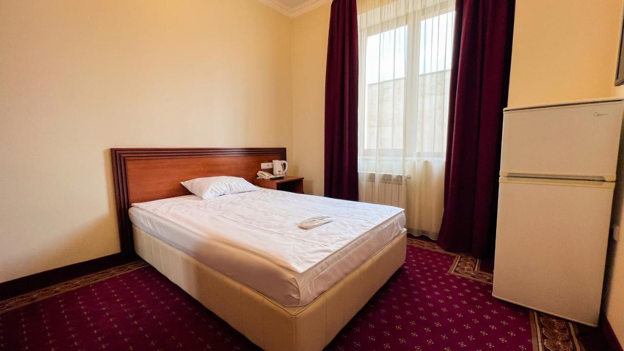 Olympavan Hotel Erivan Exterior foto